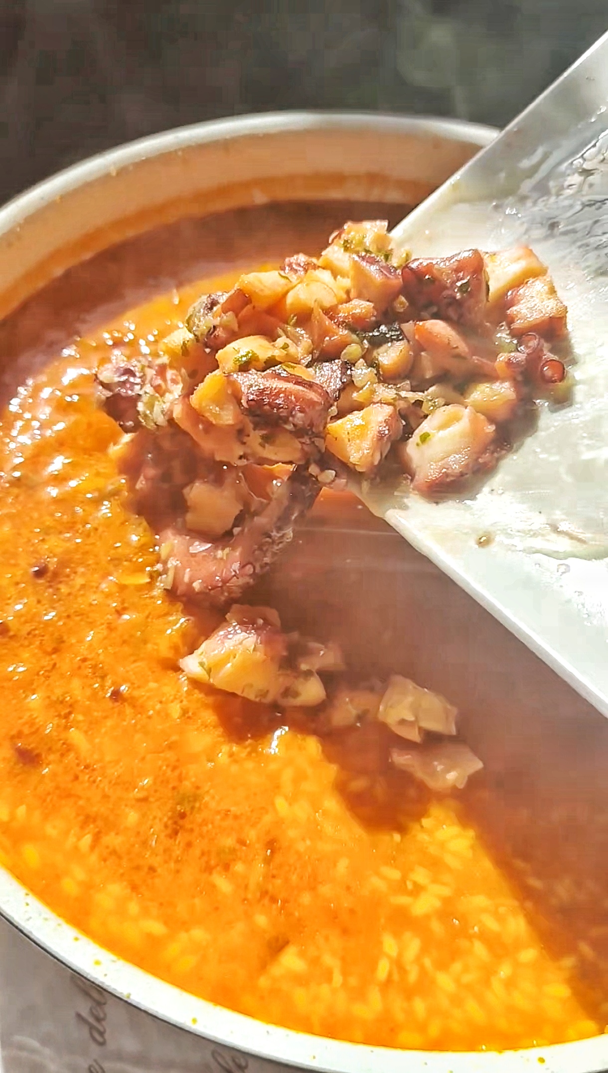 Añadir pulpo al arroz